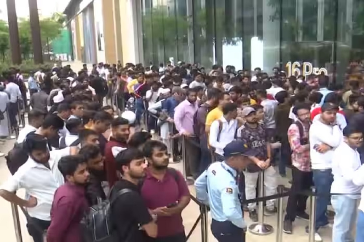 iPhone 16 launched: iPhone 16 लॉन्च होते ही भारत में मची अफरातफरी, एप्पल स्टोर के बाहर लगी लोगों की लंबी कतारें, भगदड़ जैसे हालात