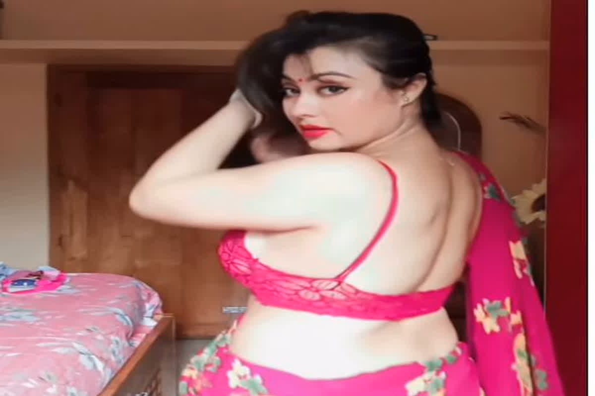 Desi Indian Bhabhi Sexy Video : Desi Indian Bhabhi ने लाल ब्रा में फ्लॉन्ट किया कर्वी फिगर, सेक्सी वीडियो देख आहे भर रहे युवा