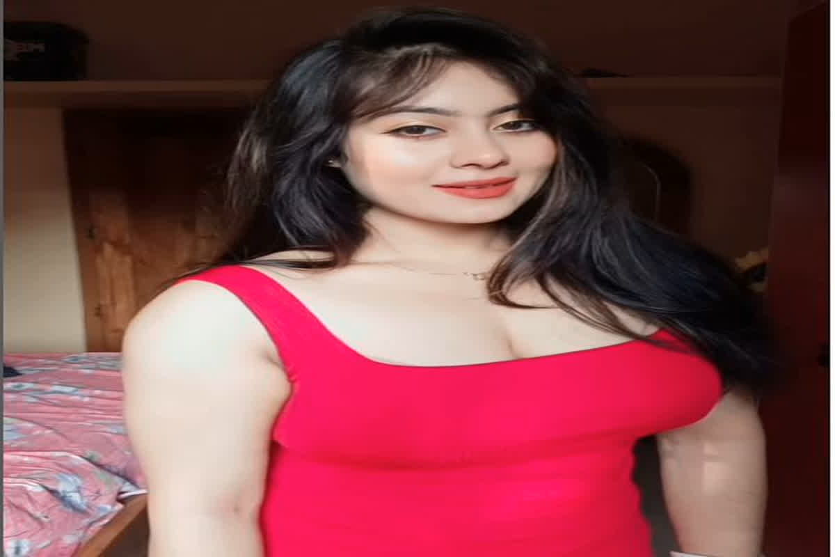 Indian Desi Bhabhi Sexy Video : रेड वन पीस में Indian Desi Bhabhi ने फ्लॉन्ट किया कर्वी फिगर, वीडियो देख मचल उठा नौजवानों का मन