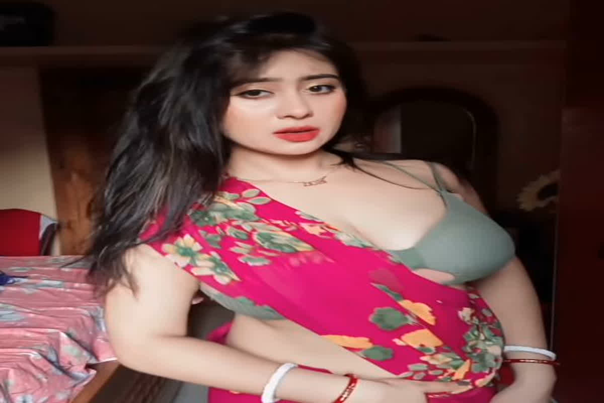 Indian Desi Bhabhi Sexy Video : Indian Desi Bhabhi ने हॉट ब्रालेट में कैमरे के सामने कर दी ऐसी हरकत, सेक्सी वीडियो देख मचल उठा फैंस का दिल