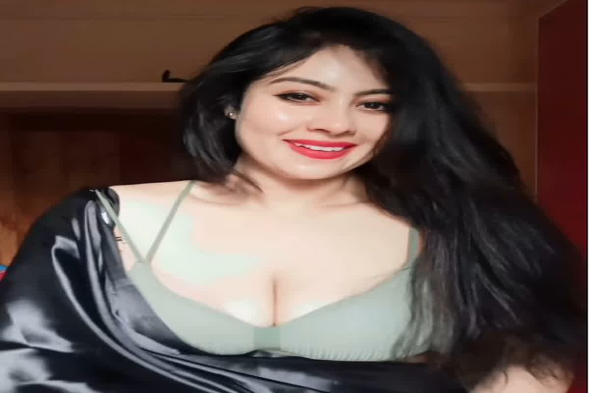 Indian Desi Bhabhi Sexy Video : क्या आपने देखा Indian Desi Bhabhi का ये बोल्ड अवतार, सेक्सी वीडियो देख छूट जाएंगे पसीने