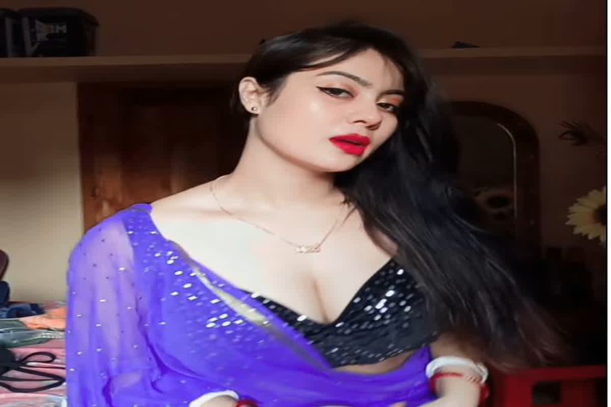 Indian Desi Bhabhi Sexy Video : Indian Desi Bhabhi ने डीपनेक ब्लाउज में फ्लॉन्ट किया कर्वी फिगर, वीडियो देख उड़ी फैंस की नींद