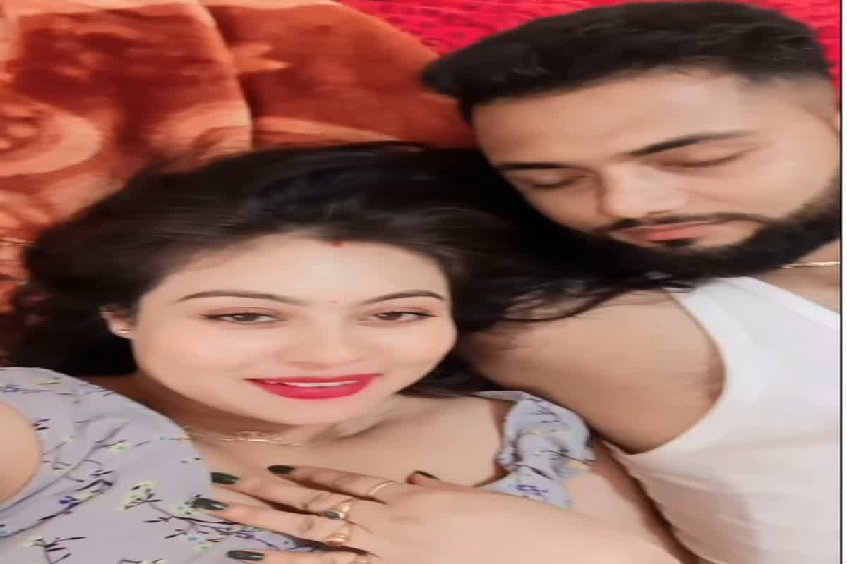 Indian Desi Bhabhi Sexy Video : Indian Desi Bhabhi ने पार की बोल्डनेस की हद, कैमरे के सामने पति के साथ कर दी ऐसी हरकत