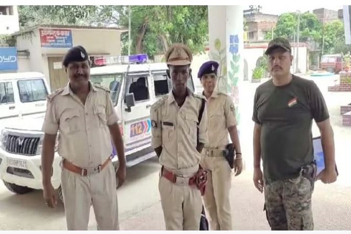 पुलिस ने थाने में किया फर्जी IPS का स्वागत, दो लाख रुपए में ली वर्दी और टॉय पिस्टॅल, दहेज में मिली बाइक