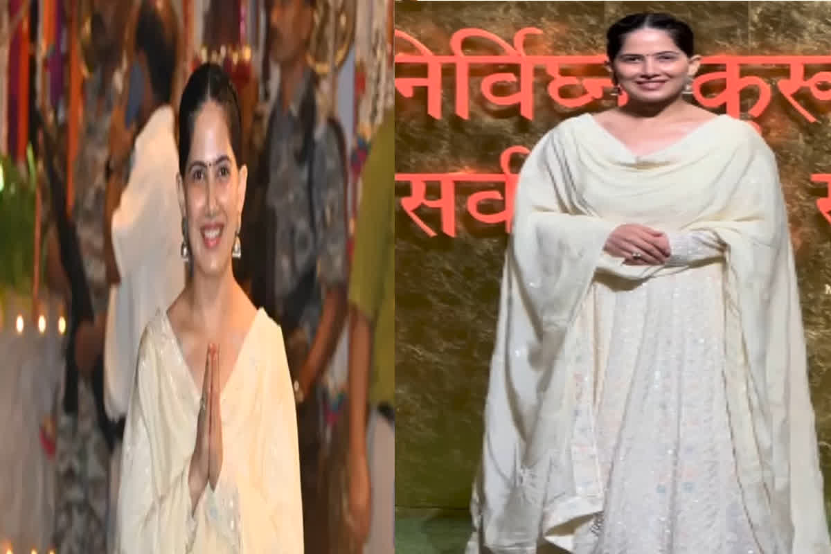 Jaya Kishori in Antilia: गणेश चतुर्थी के मौके पर मुकेश-नीता अंबानी के घर एंटीलिया पहुंचीं जया किशोरी, सादे सूट और झुमके से लूटी महफिल