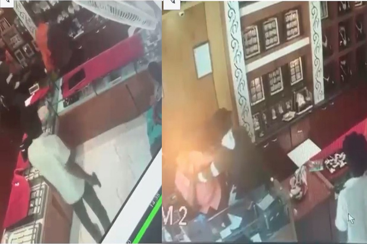छत्तीसगढ़ में ज्वेलर्स की दुकान में दिन दहाड़े कट्टे की नोक पर करोड़ों की डकैती, सामने आया CCTV फुटेज