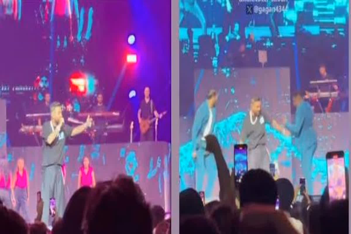 Singer Karan Aujla Viral Video : सिंगर करण औजला पर दर्शक ने फेंका जूता, बीच में ही रोक दिया कॉन्सर्ट, वीडियो हो रहा वायरल