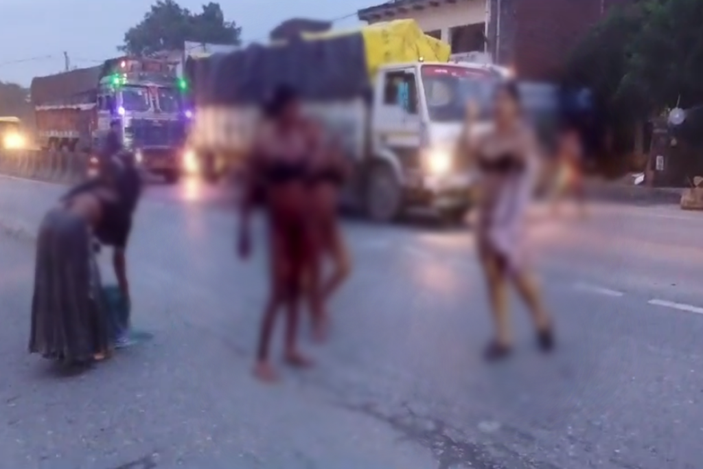 Kinnar Nude Protest in Mirzapur