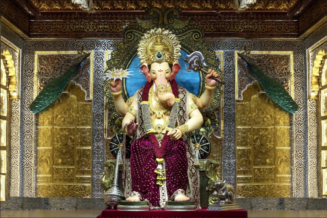 lalbaugcha raja 2024: पहले ही दिन लालबागचा राजा के दर्शन के लिए उमड़ी भक्तों की भीड़, एक झलक पाने के लिए लगी लंबी कतारें