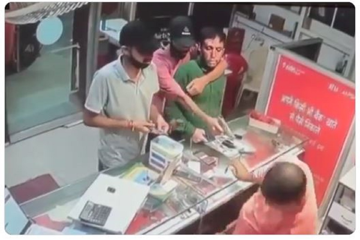दुकानदार की कनपटी में पिस्टल रखकर दो युवकों ने लूटे लाखों रुपए, RJD नेता ने वीडियो शेयर कर सरकार पर बोला हमला