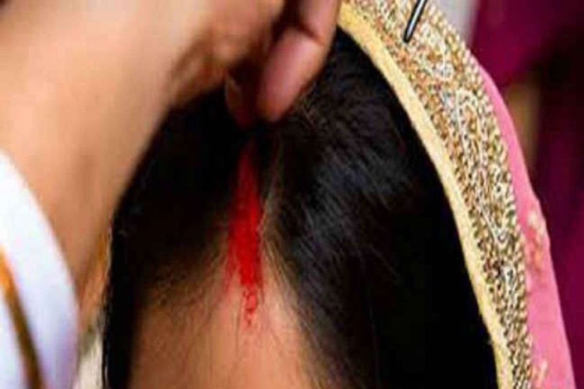 पहले स्कूल जा रही छात्रा का रोका रास्ता.. फिर सरेआम भर दी मांग, लड़का बोला- चलो अब सुहागरात मनाते हैं..