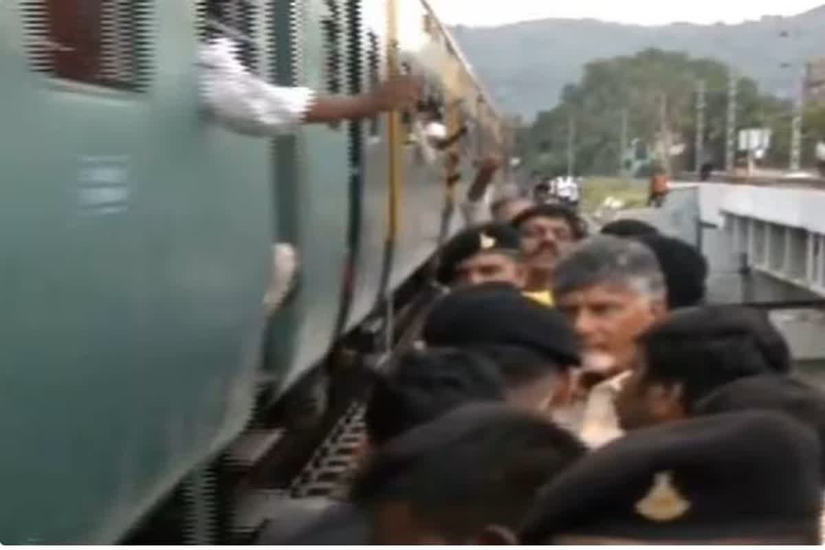 …इस तरह बाल-बाल बचे मुख्यमंत्री, महज कुछ इंच की दूरी से निकल गई फर्राटा भरती ट्रेन