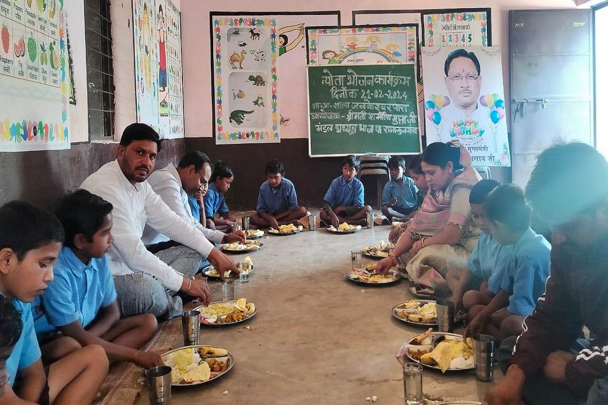 Nyota Bhoj in CG: सामुदायिक भागीदारी से भोजन को अधिक पोषक बनाने की कवायद, स्कूली छात्र ले रहे विभिन्न व्यंजनों का स्वाद, साय सरकार ने शुरू की ये पहल