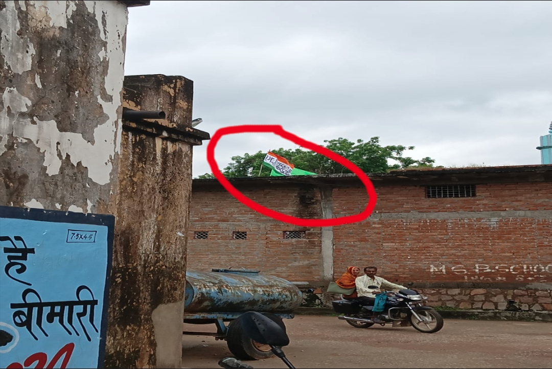 Tirange Par Likha Kalma : अशोक चक्र की जगह तिरंगे पर कलमा.. हिंदू समाज में भारी आक्रोश, थाने पहुंचकर दर्ज कराई FIR