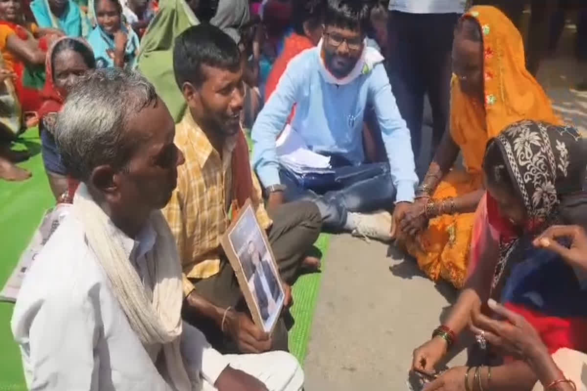 Korba Collector ki Puja: कलेक्टर की तस्वीर लेकर पूजा-अर्चना कर रहे ग्रामीण, करने लगे ऐसी मांग, देखें वीडियो