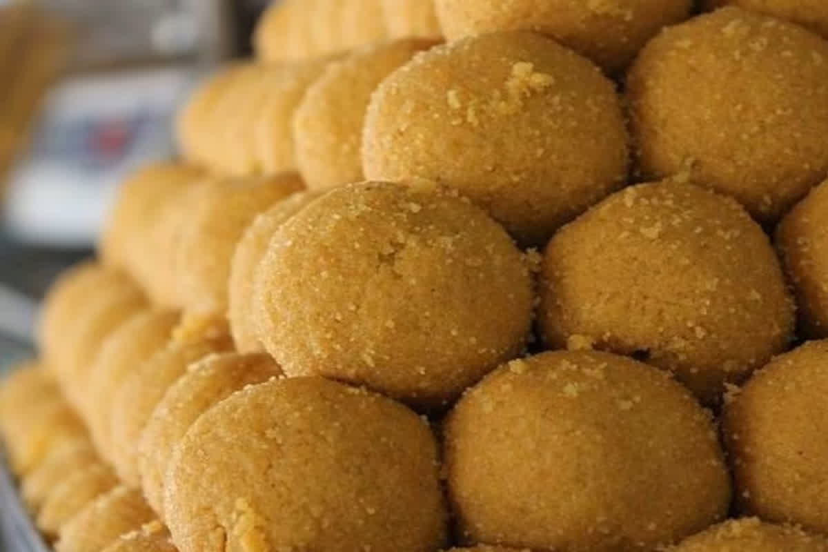 Outside Prasad Ban in Mankameshwar Mandir: राजधानी के इस मंदिर में बाहरी प्रसाद पर लगा बैन, केवल इन चीजों का लगा सकेंगे भोग