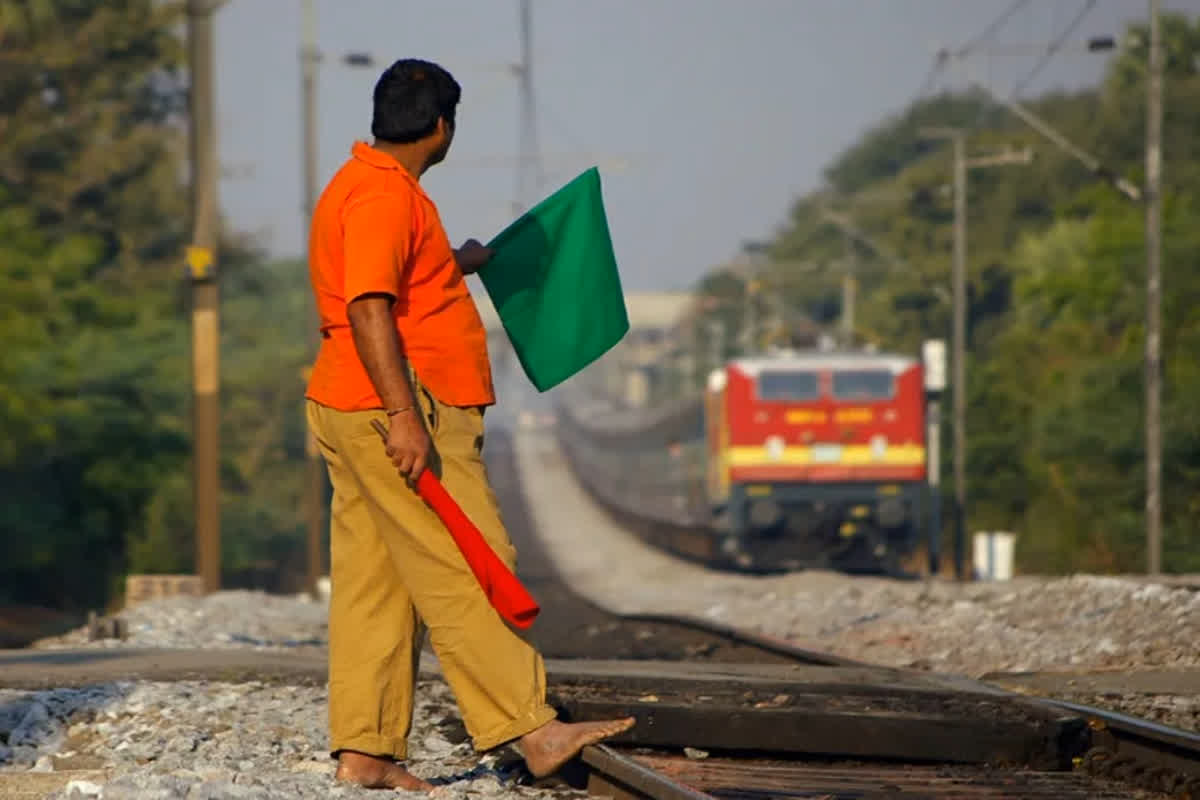 Good News For Railway Employees: रेलवे कर्मचारियों के लिए खुशखबरी… गणेश चतुर्थी से पहले मिला ये बड़ा तोहफा, पेंशनर्स भी उठा सकेंगे लाभ