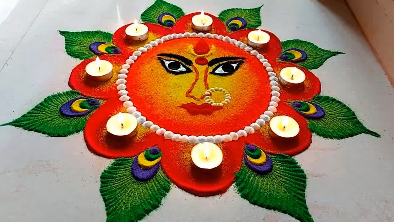 Shardiya Navratri Rangoli Designs: 3 अक्टूबर से शारदीय नवरात्रि की शुरुआत होने जा रही है। नवरात्रि के इस पावन दिनों में भक्त माता दुर्गा के नौ स्वरूपों की पूजा आराधना करते हैं और उनसे सुख-समृद्धि की कामना करते हैं। कई भक्त नौ दिनों का व्रत भी रखते हैं। वहीं, कुछ भक्त देवी मां का स्वागत करने के लिए घर के आंगन को रंगोली के खूबसूरत डिजाइन बनाकर सजाते हैं।