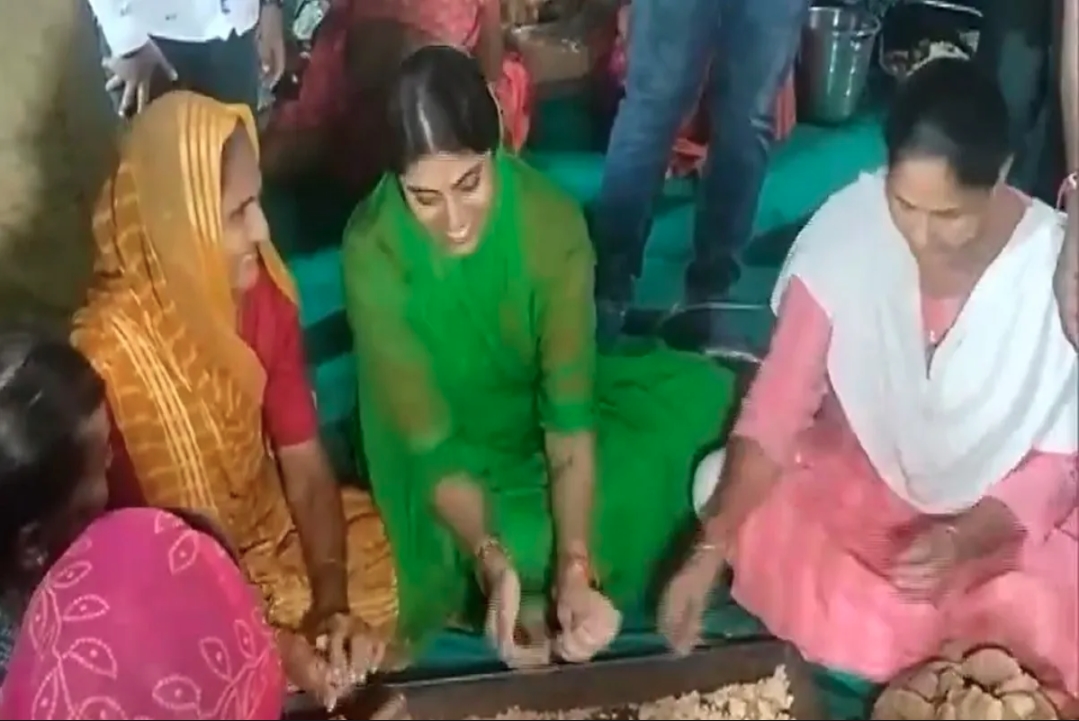 Ravindra Jadeja Wife Video : भगवान गणेश की सेवा में मग्न हैं रवींद्र जडेजा की पत्नी..पंडाल में लड्डू बनाती आईं नजर, देखें वीडियो