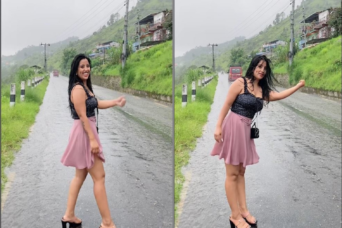 बीच सड़क युवती ने की ‘बेशर्मी’, पहले हाथ दिखाकर मांगा लिफ्ट, फिर स्कर्ट उठा कर करने लगी ऐसी हरकतें