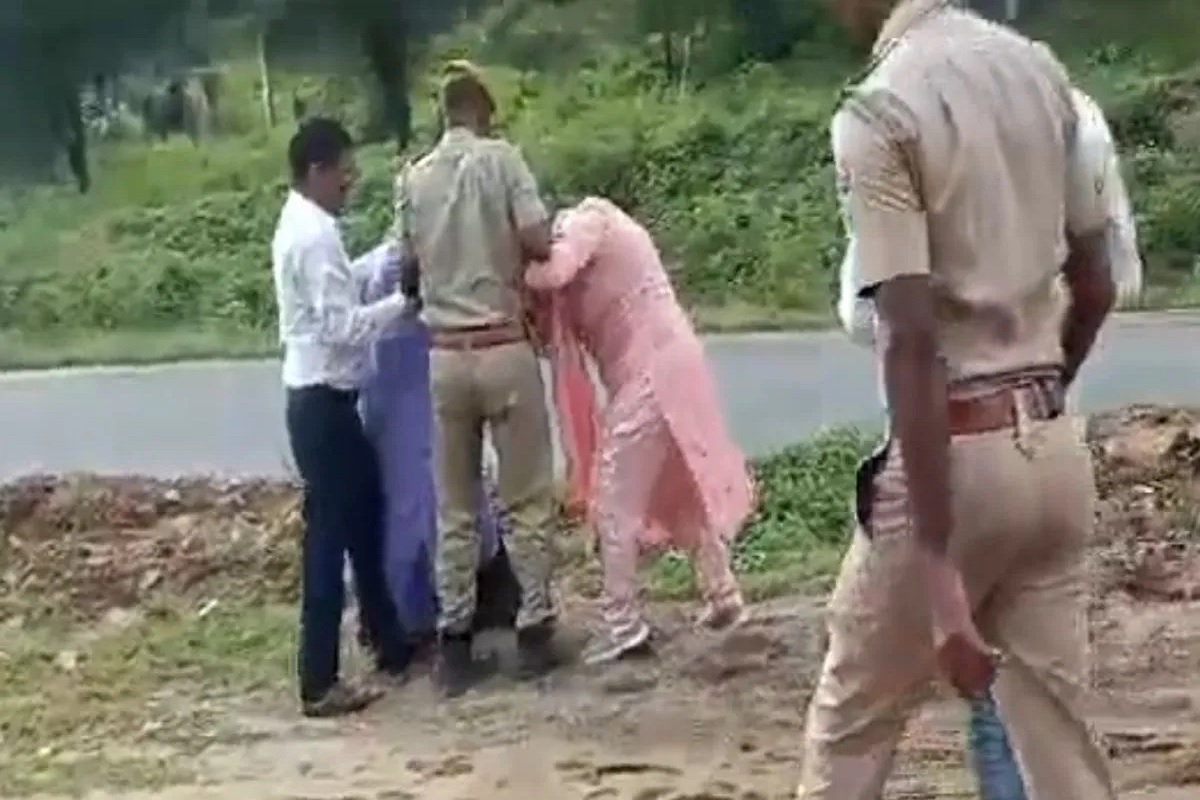 SDM Video Viral: महिला SDM के सा​थ खेला, बुलडोजर लेकर पहुंची थी अतिक्रमण हटाने, आक्रोशित महिला ने बाल पकड़कर घसीटा