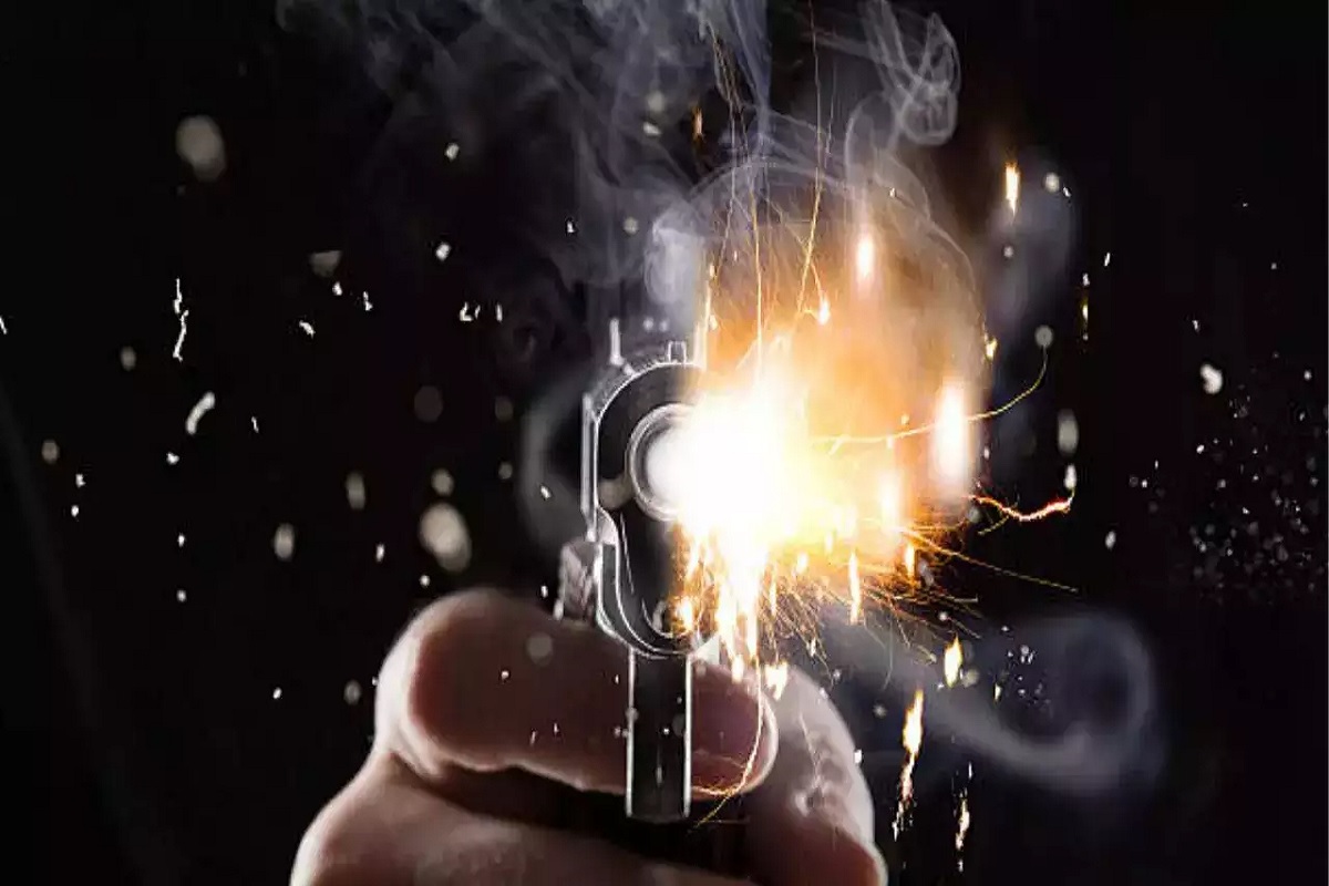 गोलियों की बौछार से दहला हाई स्कूल, चार लोगों की मौत, कई घायल, पूरे दफ्तर में मचा हड़कंप