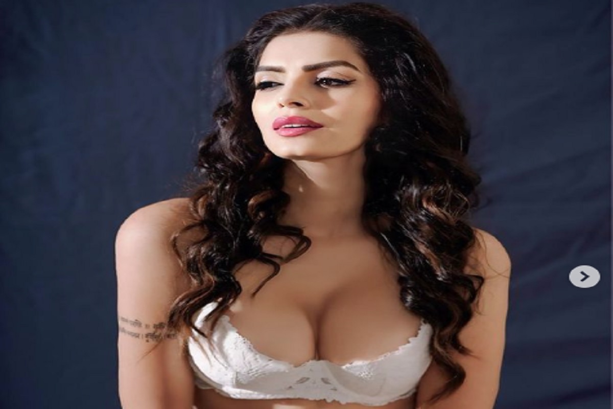 Sexy Video: बिकनी पहनकर इस एक्ट्रेस ने मचाई खलबली, कैमरे के सामने दिए हॉट पोज, अब सोशल मीडिया पर हुआ वायरल