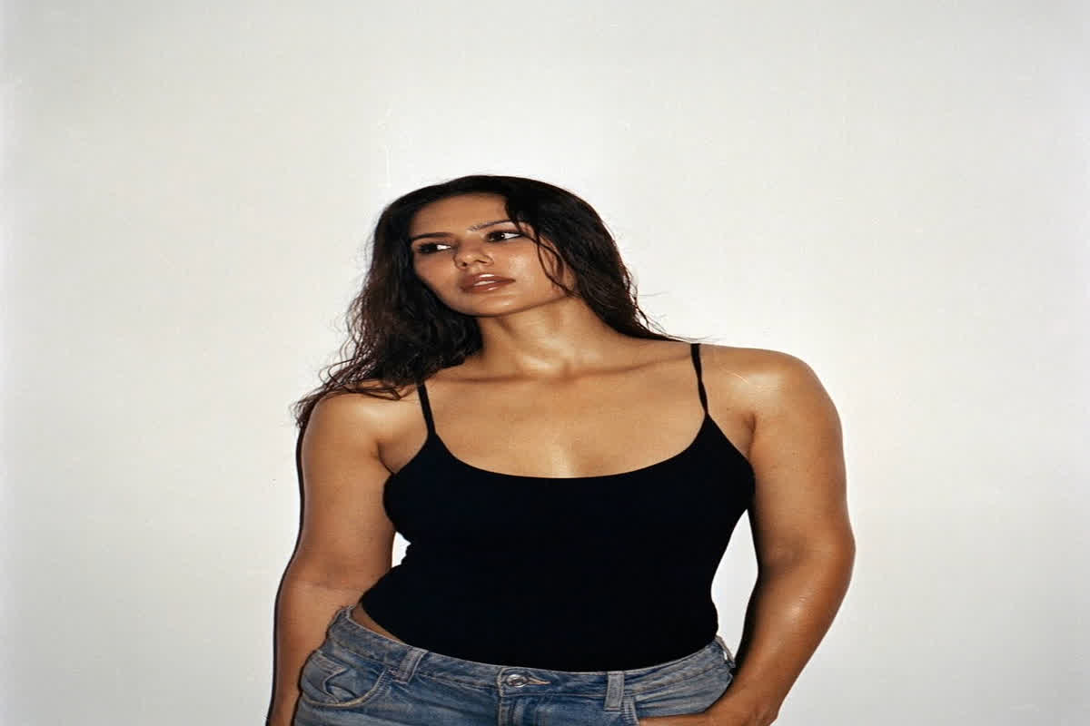 Sonam Bajwa Hot Pics: ब्लैक बॉडीसूट में Sonam Bajwa ने दिए कातिलाना पोज, हॉटनेस देख उड़े फैंस के होश