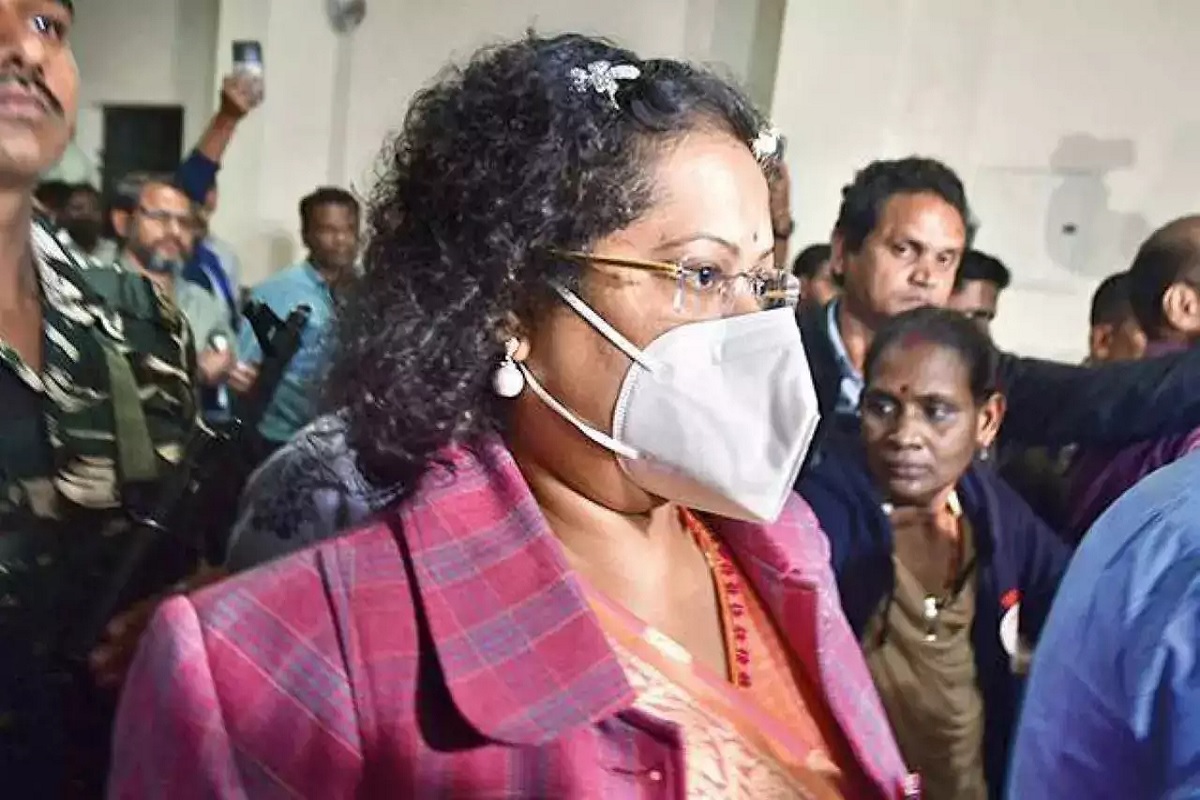 Saumya Chourasiya News: फिर बढ़ी सौम्या चौरसिया की मुश्किलें, आयकर विभाग ने सौ से अधिक संपत्तियों को किया अटैच, घर के बाहर लगाया बोर्ड