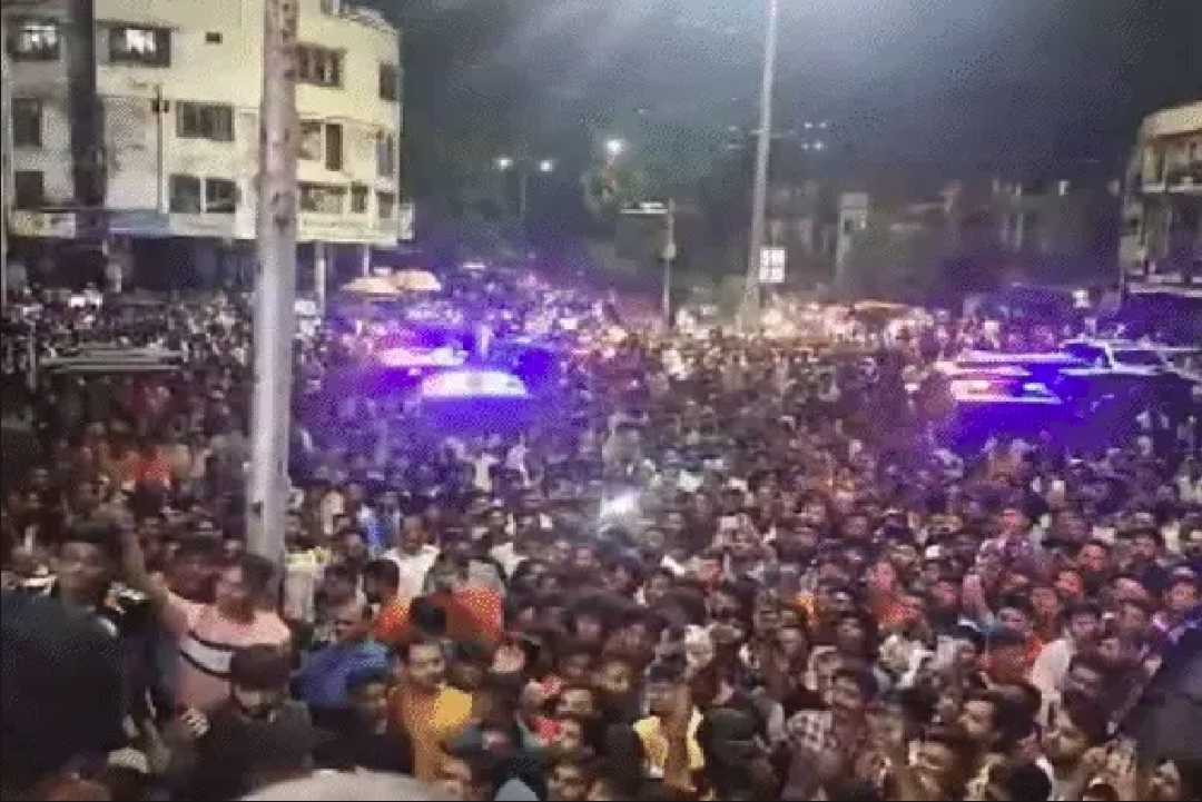 गणेश पंडाल पर पथराव..सड़क पर उतरे हजारों लोग, हालात बेकाबू होने पर पुलिस ने किया लाठीचार्ज, 33 लोग गिरफ्तार