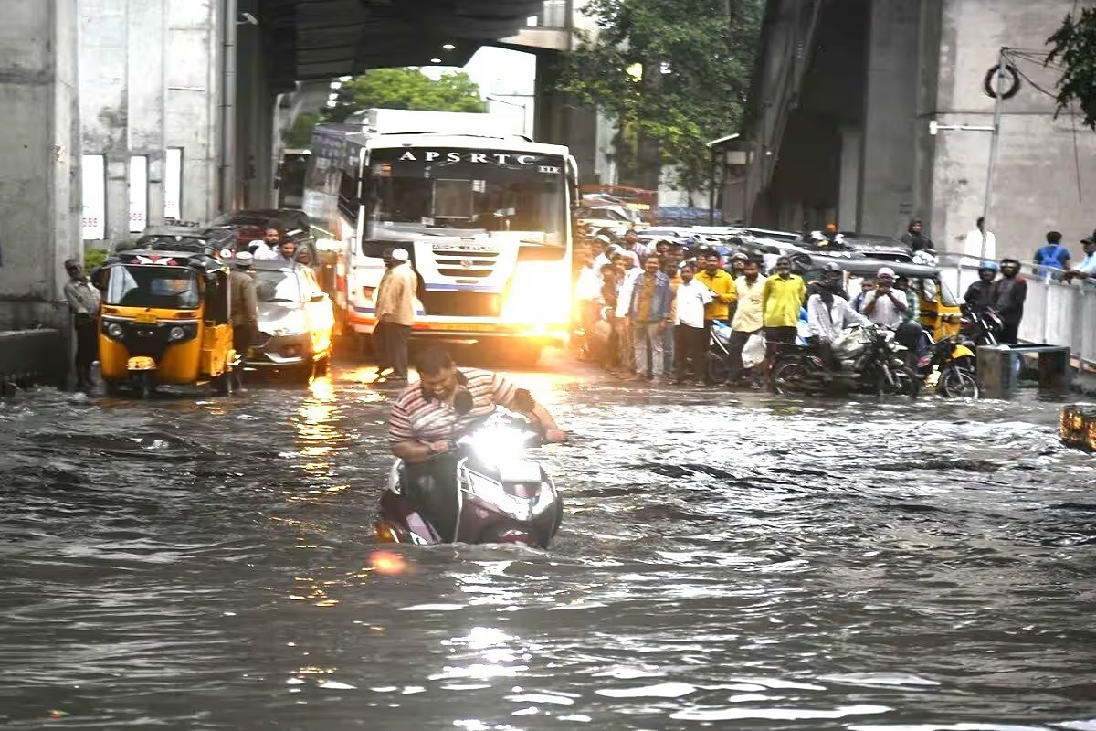 यहां भारी बारिश से मचाई तबाही, अब तक 10 लोगों की मौत, 90 से ज्यादा ट्रेनें रद्द