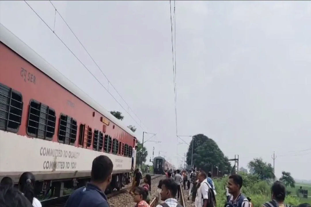 Train Accident : चलते-चलते दो हिस्सों में बंट गई ये एक्सप्रेस ट्रेन, चीखने-चिल्लाने लगे यात्री, जानें कैसे हुआ ये हादसा