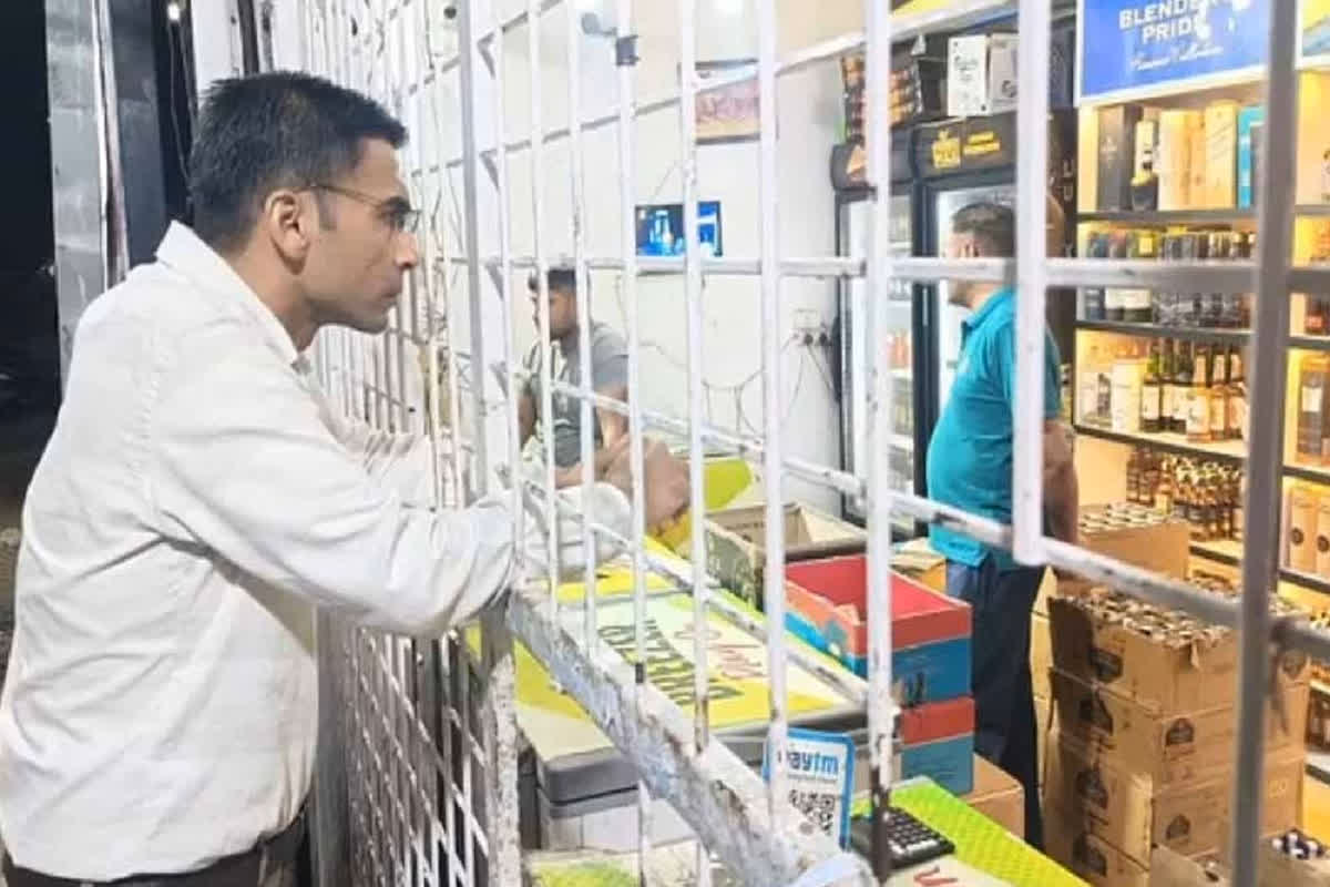 DM Raid On Alcohol Shop: जब खुद कलेक्टर पहुंचे शराब खरीदने… मांगा अपना पसंदीदा ब्रांड, लेकिन रेट को लेकर हो गया विवाद और फिर..