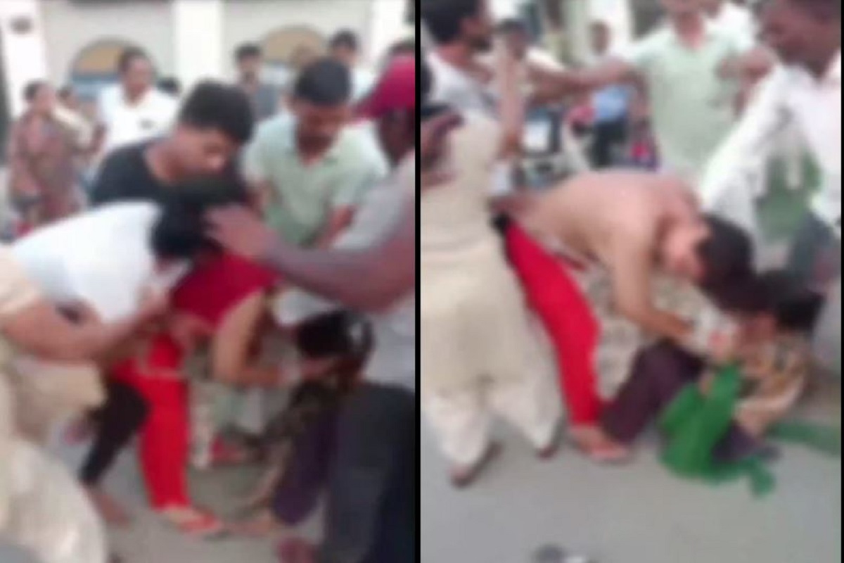 बीच चौराहे लड़ते हुए दो महिलाओं ने एक दूसरे के कपड़े फाड़कर किया निर्वस्त्र, वीडियो वायरल