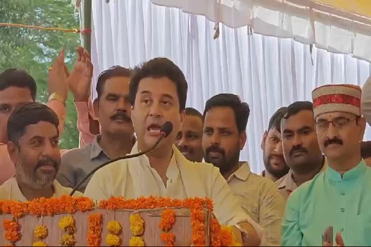 मंच पर भावुक हुए सिंधिया, बोले ‘मैं रहूं या न रहूं अगले 50 साल तक नहीं होगी दिक्कत’