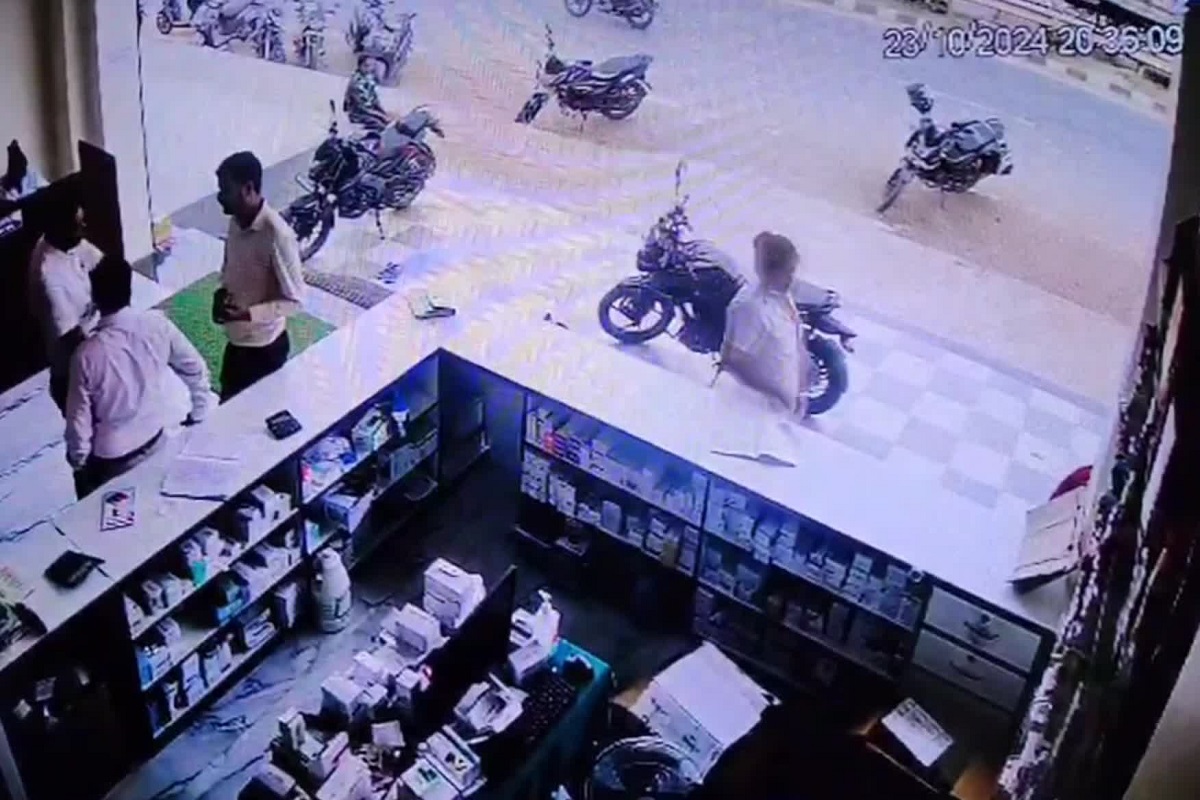 Road accident Video: कोण्डागांव में दिल दहलाने वाला सड़क हादसा CCTV में कैद, युवक की मौत, पत्नी घायल