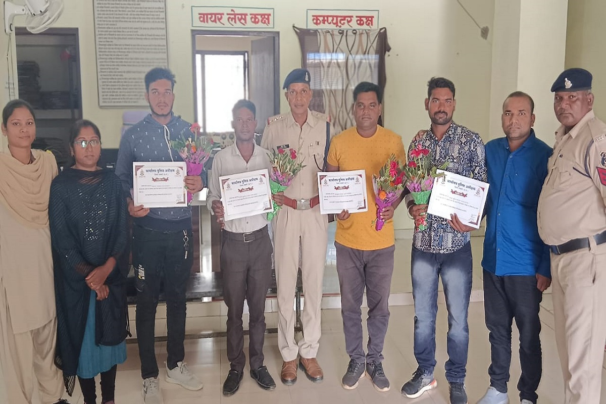 CG News: नदी में गिरी स्कूल वैन, इन चार साहसी युवकों ने बचाई 19 बच्चों की जान, पुलिस ने किया सम्मान