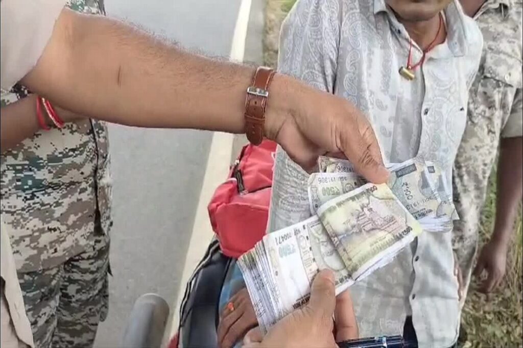 Congress leader arrested with hundreds of fake 500 rupee notes