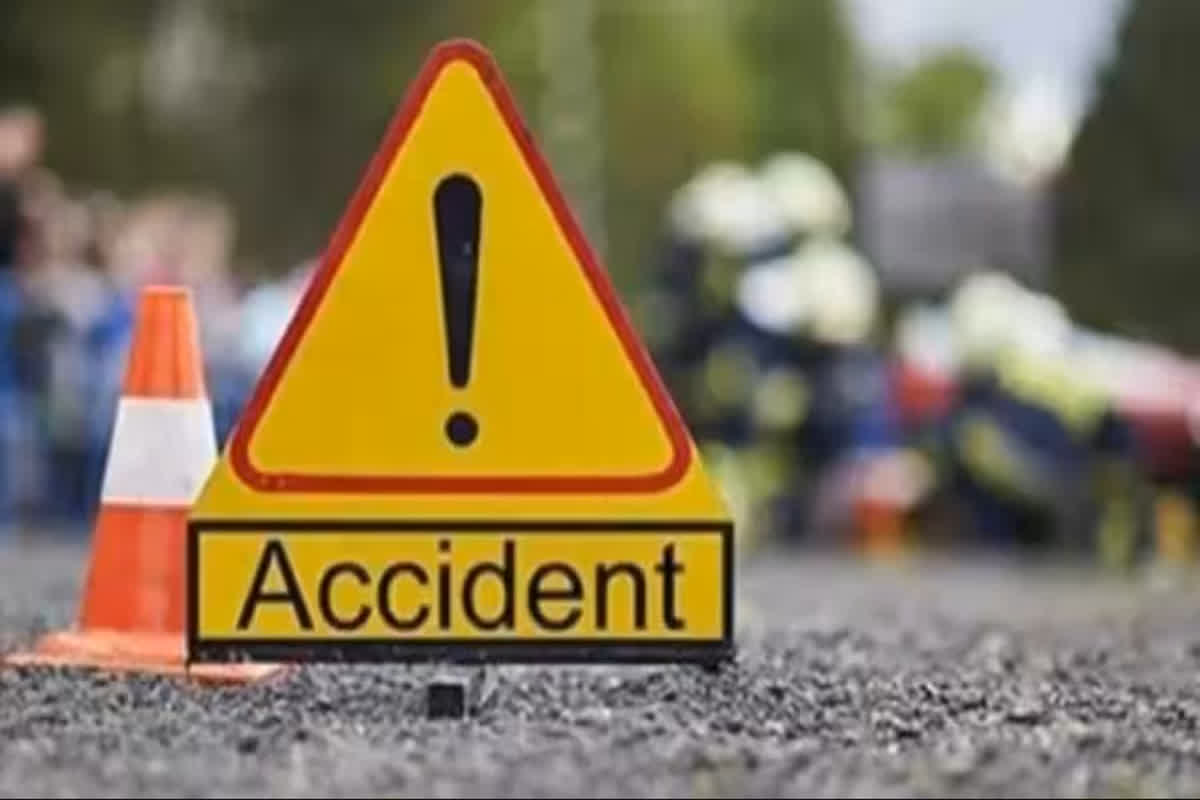 Gujrat Road Accident: डंपर से टक्कर के बाद बस के उड़े परखच्चे, मौके पर ही 6 यात्रियों की मौत, इतने लोगों की हालत गंभीर