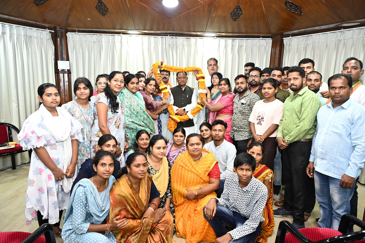 दिवंगत शिक्षक पंचायत संवर्ग के आश्रितों को मिलेगी अनुकम्पा नियुक्ति, मुख्यमंत्री साय ने निभाया बहनों से किया वादा