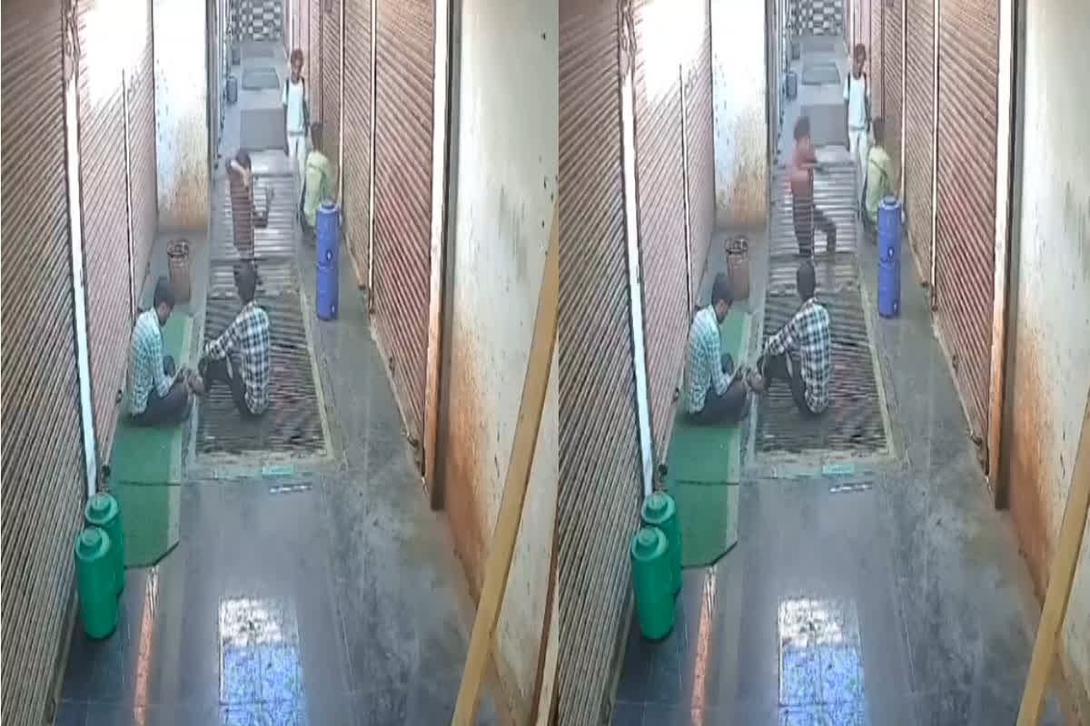 Agra News: रील बनाने के चक्कर में कटी युवक की गर्दन.. 3 मंजिल से गिरा नीचे, देखें मौत का लाइव वीडियो