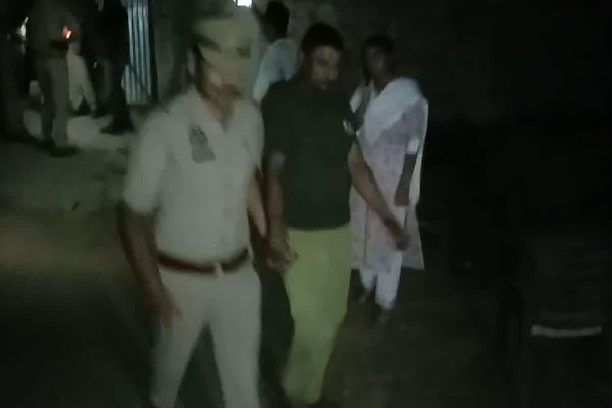 Arrested Gambler: जिला पंचायत सदस्य के कारखाने में चल रहा था जुआ, देर रात दबिश देकर पुलिस ने एक दर्जन जुआरियों को दबोचा