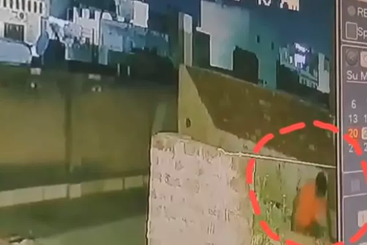 Women’s Undergarments Chor: अजब-गजब.. महिलाओं के अंडर गारमेंट्स चोरी करने का शौक रखता है ये चोर, CCTV देख उड़े लोगों के होश