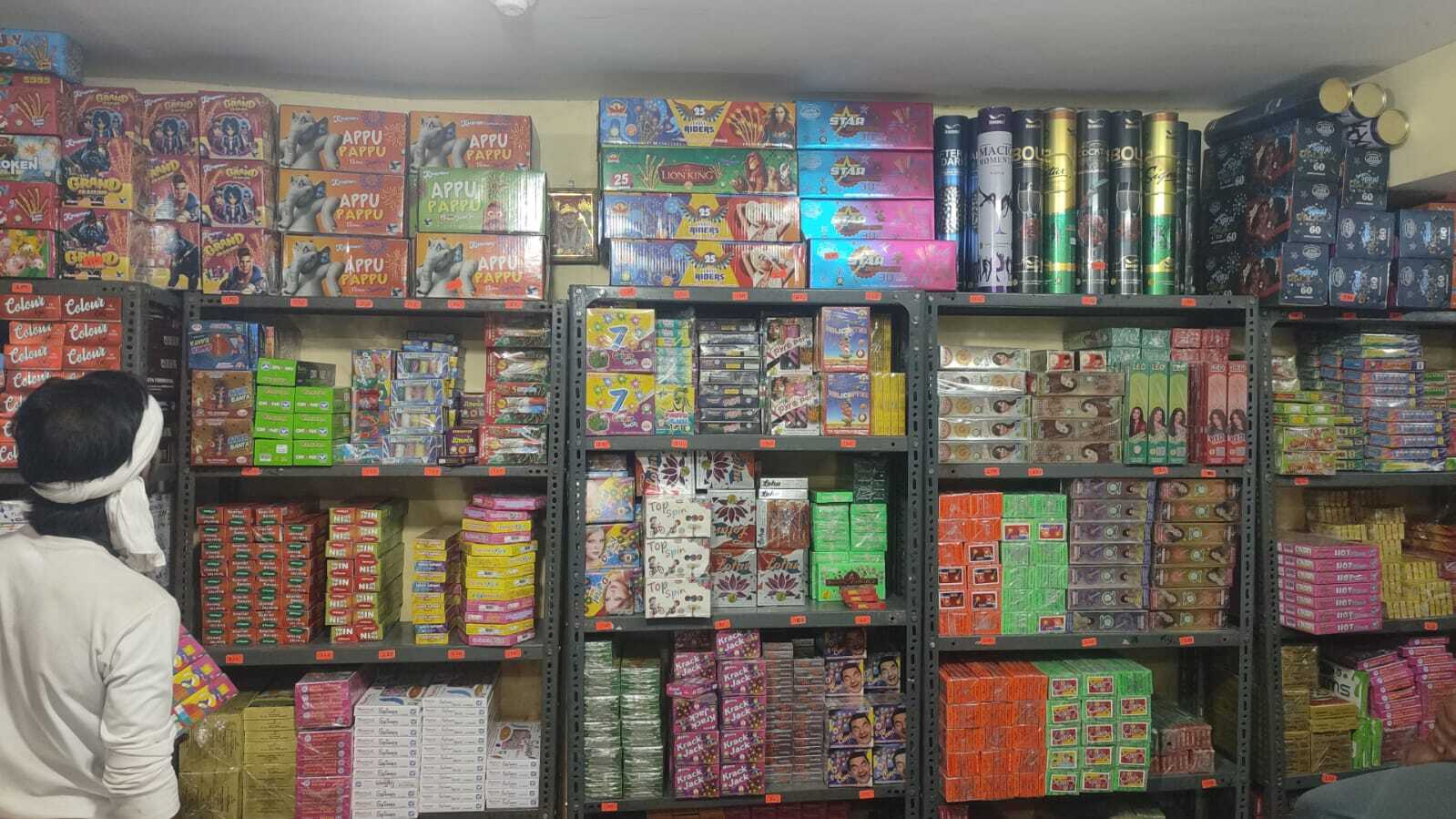 Cracker Shop Licence: अब इन स्थानों पर नहीं लगेगी पटाखे की दुकान, जिला प्रशासन ने जारी किए निर्देश