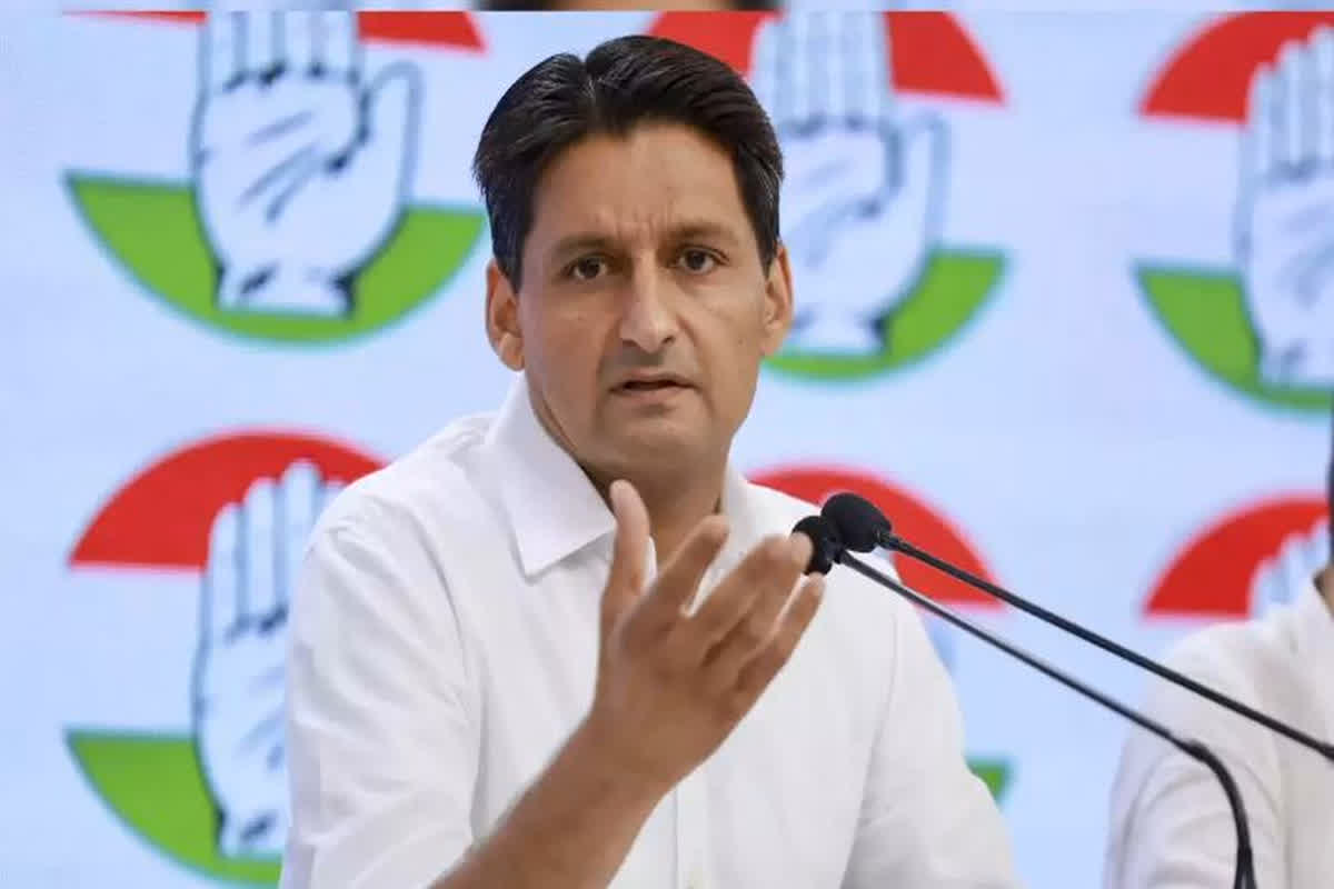 Deepender Hooda Viral Video: मंच पर ही दीपेंद्र हुड्डा ने महिला नेत्री के साथ किया छेड़छाड़? वीडियो वायरल होने के बाद कुमारी शैलजा का फूटा गुस्सा