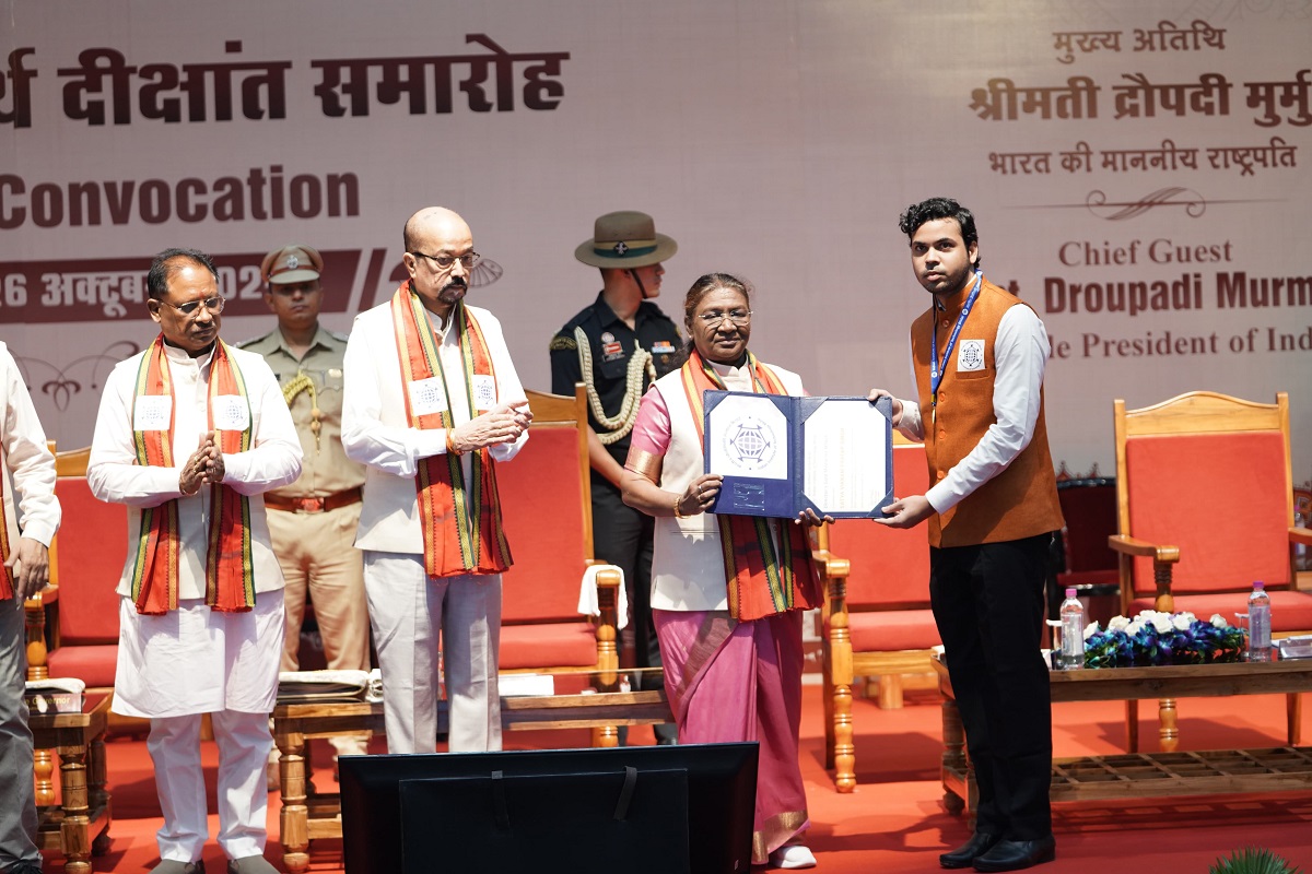 President Draupadi Murmu’s CG Visit: राष्ट्रपति ने आईआईटी भिलाई के 7 छात्रों को दिया गोल्ड मेडल, कहा- आदिवासी समुदायों से प्रकृति के साथ सामंजस्य बिठाने की सीख लेने की जरूरत 