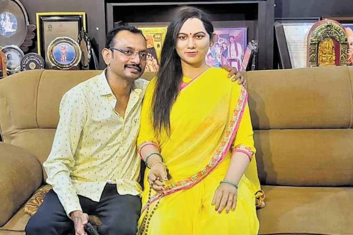 Wife Sillicon Statue: कोरोना से हो गई थी बीवी की मौत.. पति रहने लगा था उदास, अब कमरे के सोफे में लगवाई सिलिकॉन की मूर्ति, देखें तस्वीर..