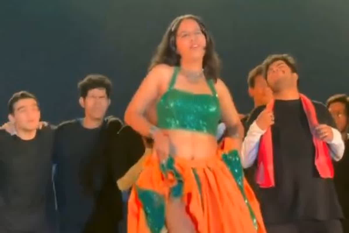 IIT Bombay Vulgar Dance: IIT बॉम्बे की छात्रा ने डांस करते-करते उठा दिया स्कर्ट, वीडियो वायरल होने के बाद मचा बवाल, क्या आपने देखा वीडियो?