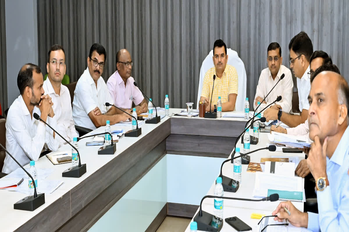 जनसंपर्क विभाग के सचिव ने की विभागीय काम-काज की समीक्षा, शासन की योजनाओं का बेहतर प्रचार-प्रसार सुनिश्चित करने के दिए निर्देश