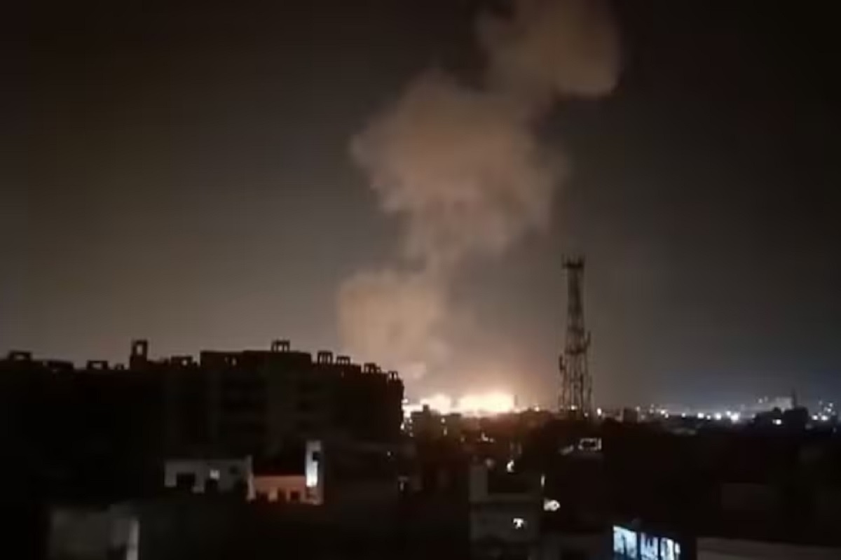 Bomb Blast in Karachi Airport: एयरपोर्ट के पास जबरदस्त धमाका, 2 लोगों की मौत, 10 से ज्यादा घायल, इस संगठन ने ली हमले की जिम्मेदारी